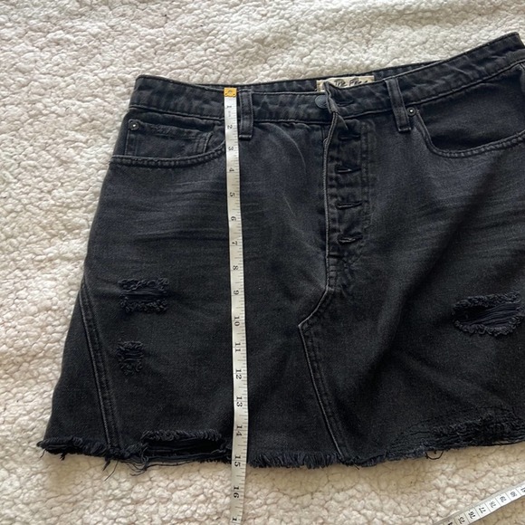 We the Free Women’s Size 31 Black Wash Distressed A Line Denim Frayed Mini Skirt - Picture 8 of 11